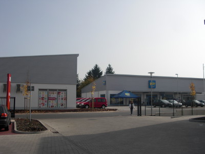 Fachmarktzentrum in Groß-Umstadt mit den Märkten Rossmann, Tedi, KIK und Rewe Getränke. Fertigstellung im Oktober 2008.