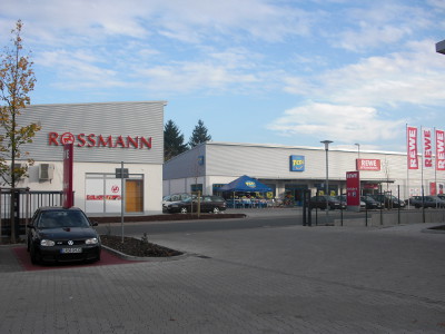 Fachmarktzentrum in Groß-Umstadt mit den Märkten Rossmann, Tedi, KIK und Rewe Getränke. Fertigstellung im Oktober 2008.